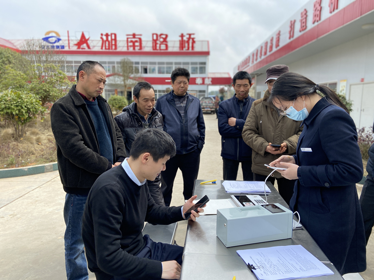 2 2021年3月12日項目部特邀請銀行工作人員現場為農民工兄弟辦理工資卡.jpg